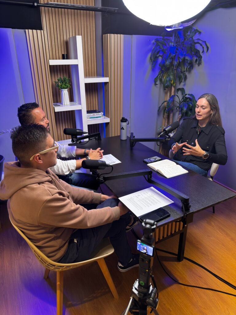 Andrea Delgado de Fenalco conversando sobre liderazgo empresarial en Colombia con dos anfitriones en el estudio de TecnoMarketing Podcast