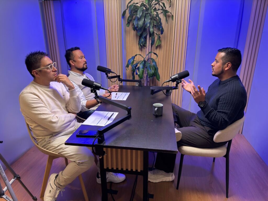 Tres personas conversando alrededor de una mesa con micrófonos durante el episodio sobre mala contratación en marketing de TecnoMarketing Podcast