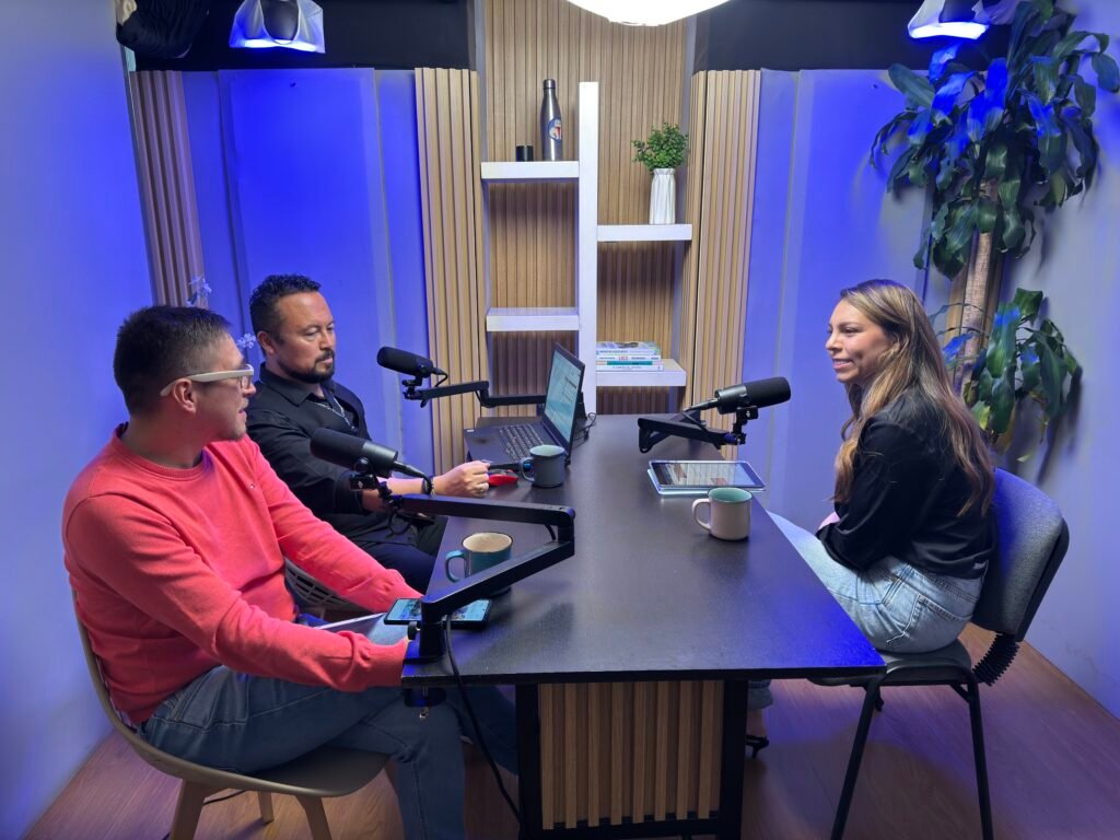Lorena Rodríguez de HubSpot conversando con los anfitriones de TecnoMarketing Podcast sobre cómo vender más con IA