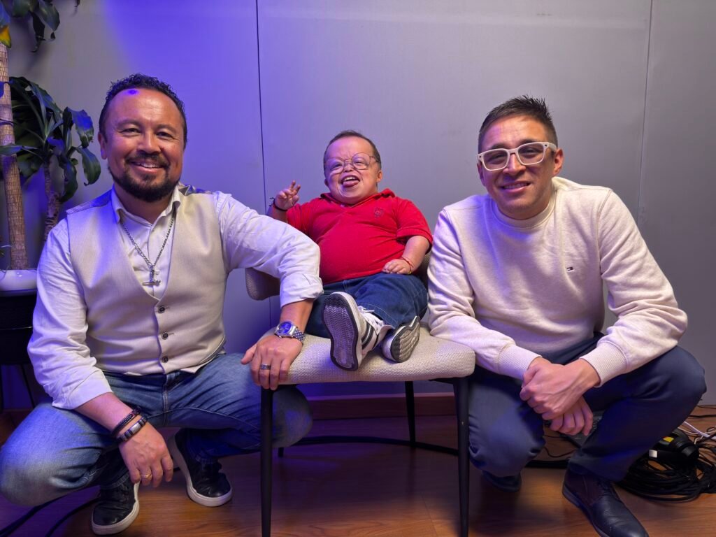 Juanchinbrodie sentado entre dos entrevistadores durante la grabación del podcast Autenticidad vence al algoritmo en TecnoMarketing Podcast