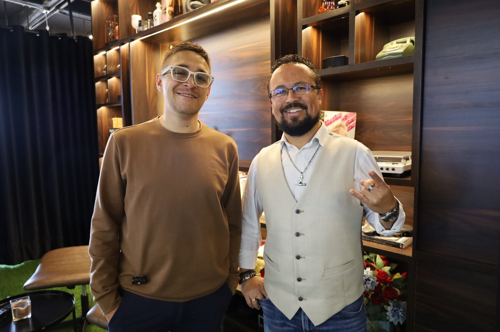 Oscar Avendaño y Camilo Guerrero contando historias de terror del marketing en TecnoMarketing Podcast